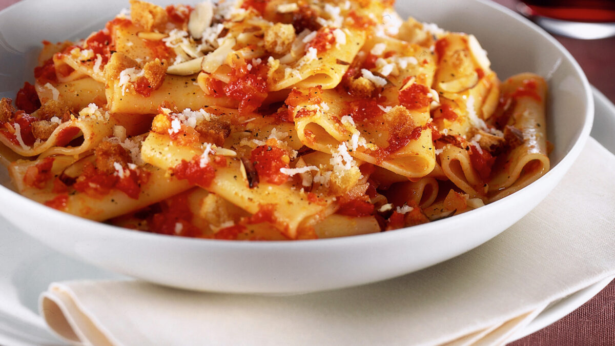 Paccheri con pomodoro, mandorle e pane fritto
