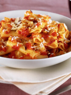 Paccheri con pomodoro, mandorle e pane fritto