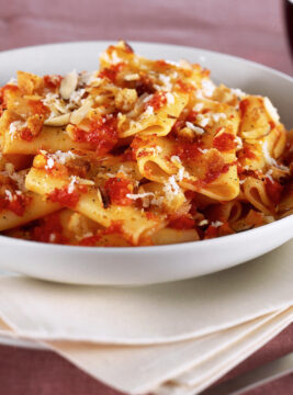 Paccheri con pomodoro, mandorle e pane fritto