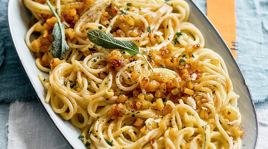 Spaghettini con ragù bianco di zucca, salvia fritta e noci