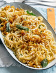 Spaghettini con ragÃ¹ bianco di zucca, salvia fritta e noci