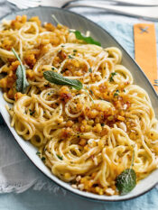 Spaghettini con ragù bianco di zucca, salvia fritta e noci