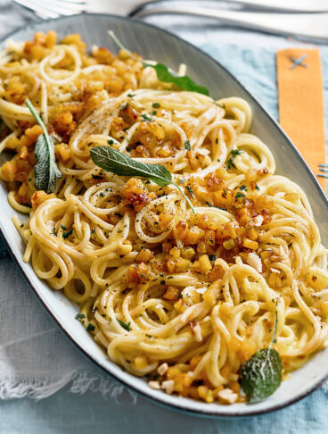 Spaghettini con ragù bianco di zucca, salvia fritta e noci