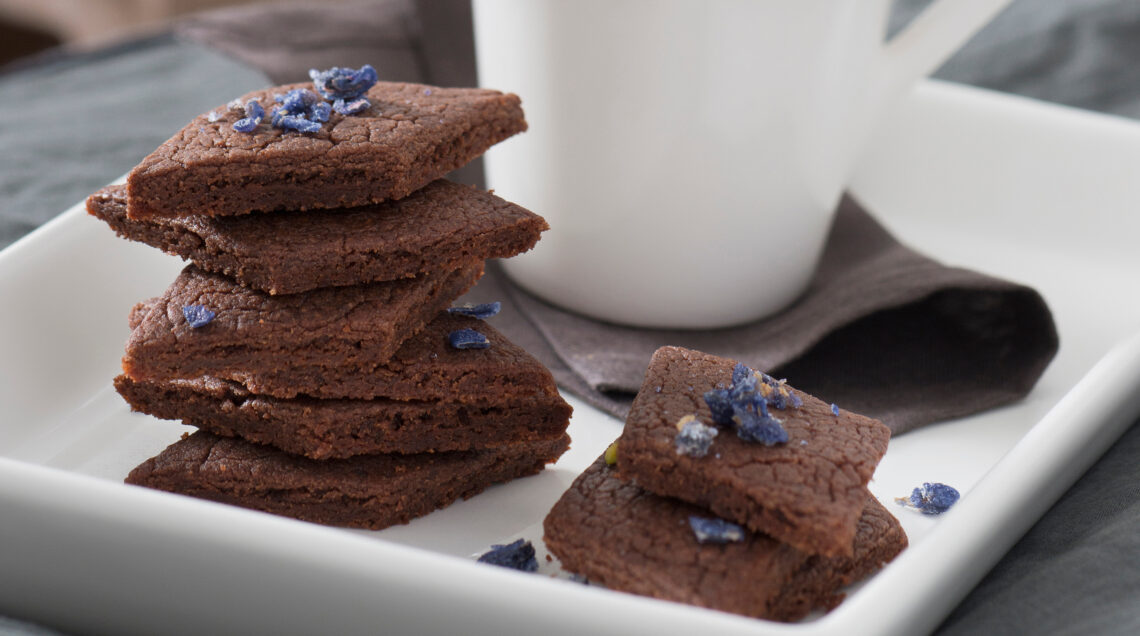 Rombi alla crema di nocciola e cacao con violette candite