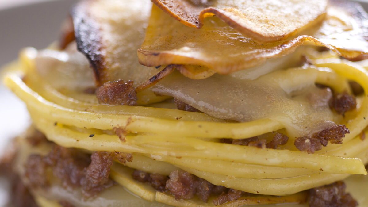 Sformatini di bucatini, caciocavallo e salsiccia
