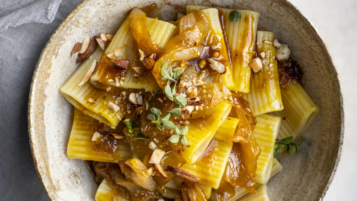 Paccheri con cipolle e mandorle