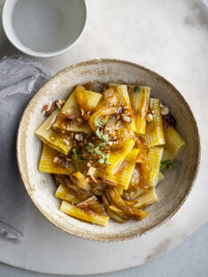 Paccheri con cipolle e mandorle