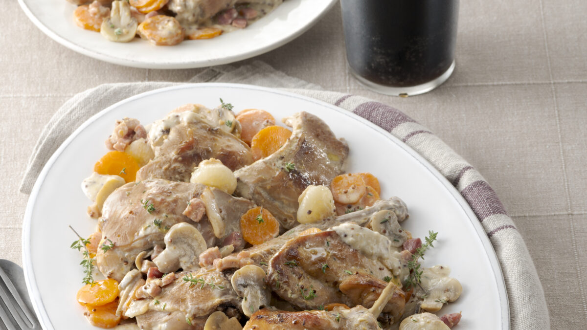 Coniglio in casseruola con funghi e cipolline