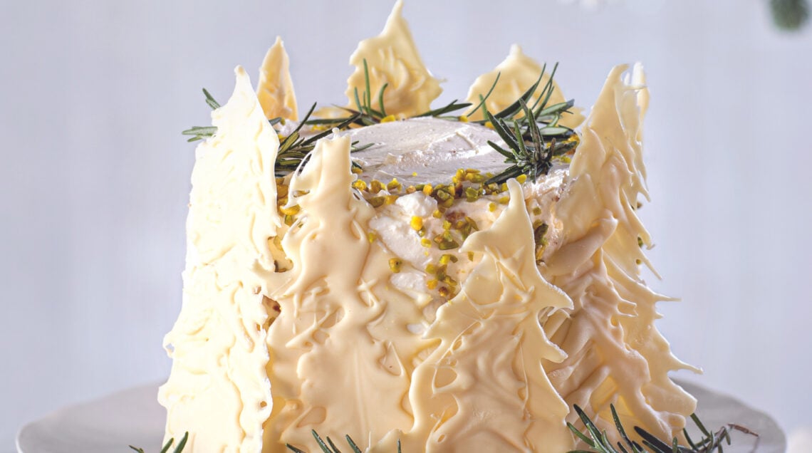 Torta di panettone con alberelli di cioccolato bianco