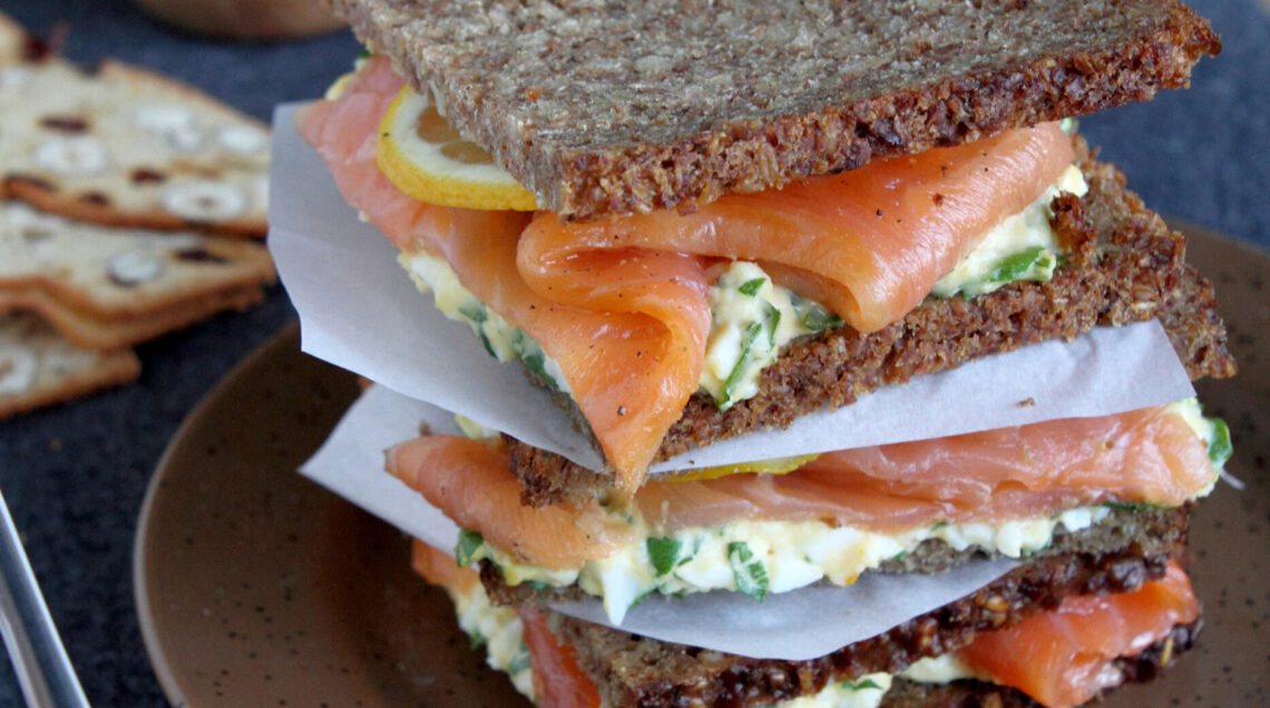 Pumpernickel con salmone e uova sode