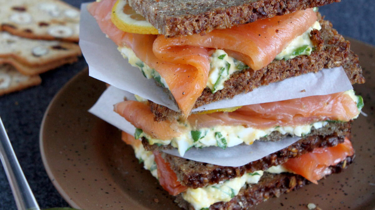 Pumpernickel con salmone e uova sode