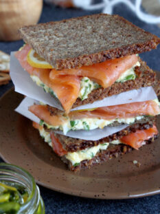 Pumpernickel con salmone e uova sode