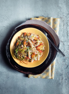 Fusilli e patate al gorgonzola con porri fritti