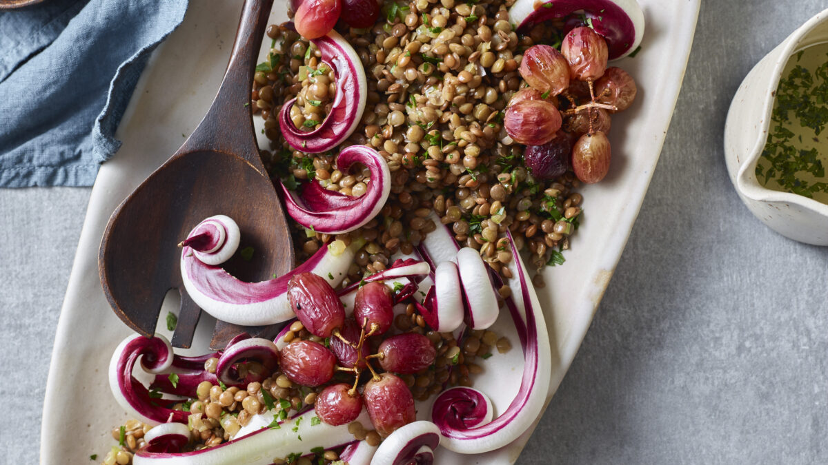 Insalata di lenticchie con uva arrosto e radicchio
