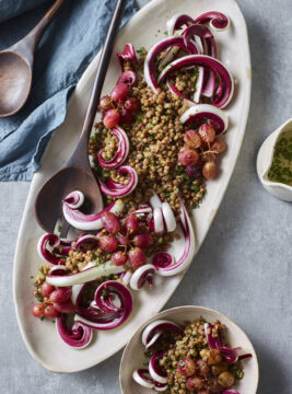 Insalata di lenticchie con uva arrosto e radicchio -