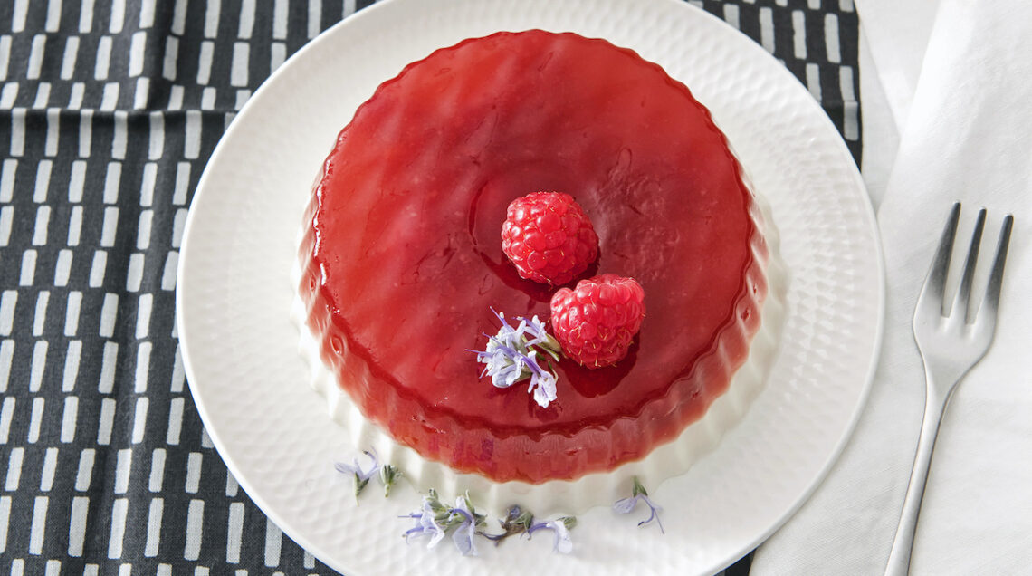 Aspic di panna cotta e gelatina di lamponi