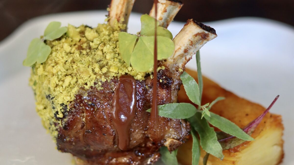 Agnello con pistacchi, fondo al cioccolato e patate sfogliate