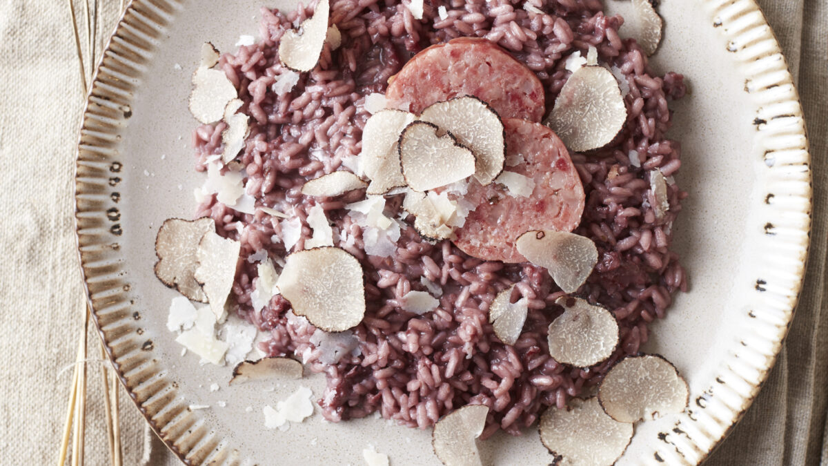 Risotto in rosso, cotechino e tartufo nero