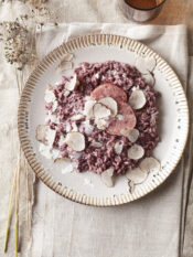 RISOTTO in ROSSO, COTECHINO E TARTUFO NERO