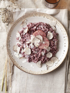 RISOTTO in ROSSO, COTECHINO E TARTUFO NERO