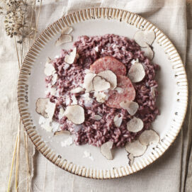 RISOTTO in ROSSO, COTECHINO E TARTUFO NERO