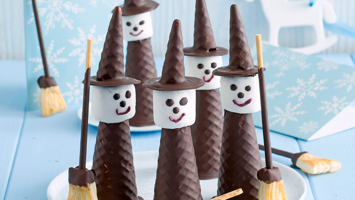 Streghette con la scopa della Befana