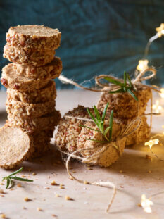 Biscotti con scamorza e noci