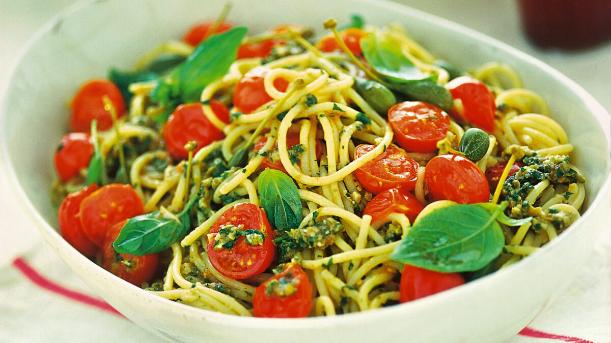 Spaghetti con pomodorini e pesto all’eoliana