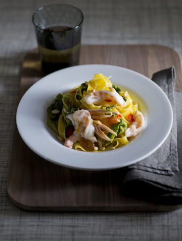 Fettuccine con scarola in agrodolce e carpaccino tiepido di scampi