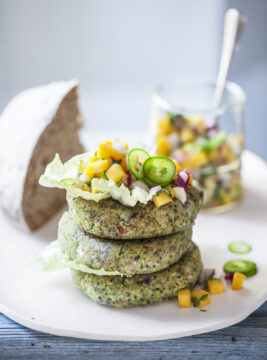 Burger di edamame con salsa piccante al mango e arancia