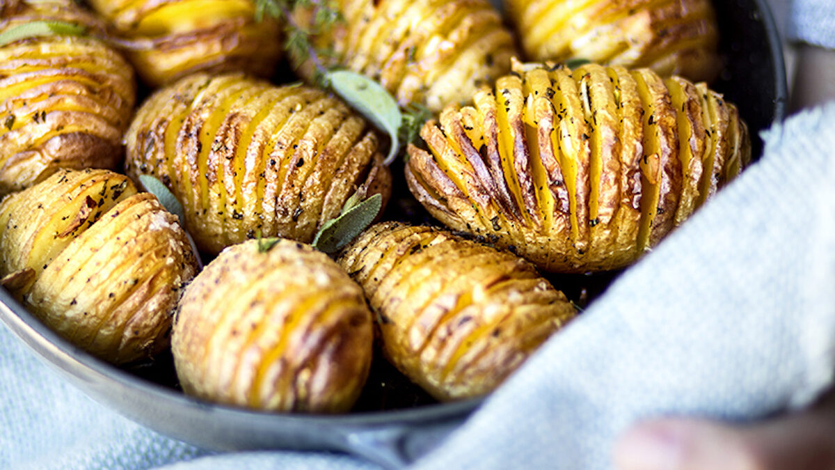 Patate hasselback con salvia e rosmarino