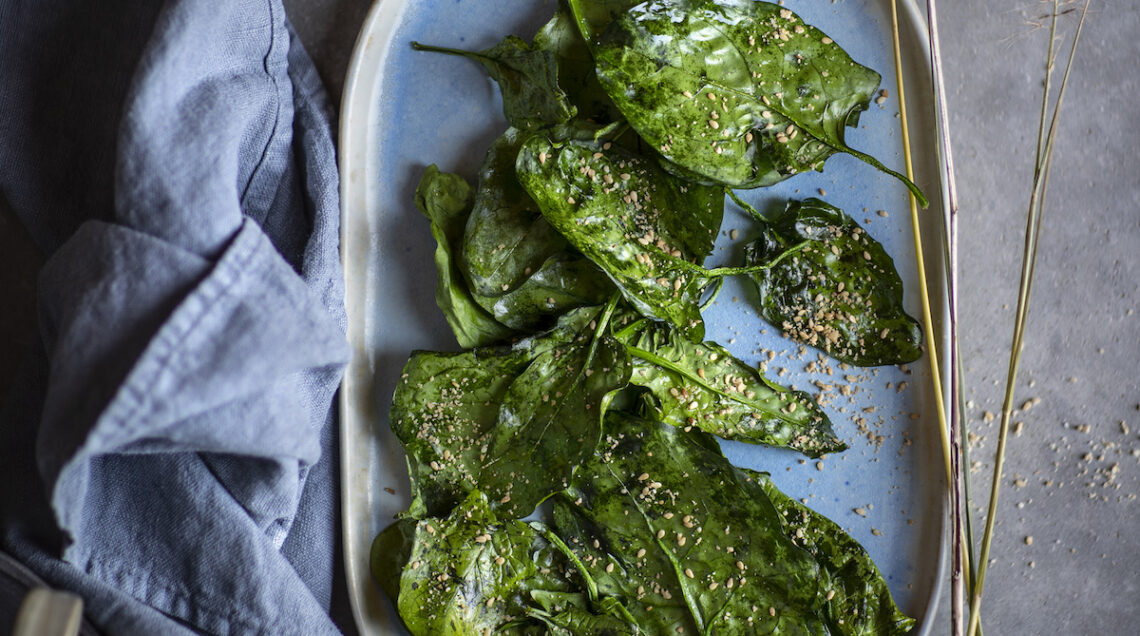 Chips di spinaci con salsa all'erba cipollina e sesamo