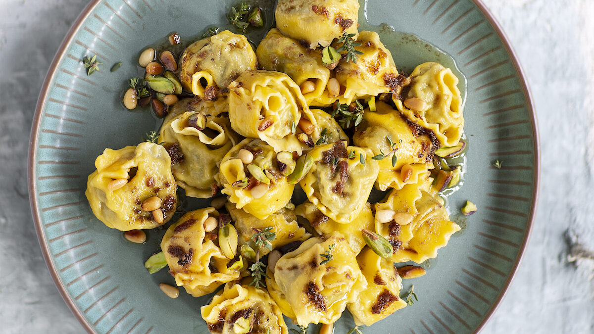 Tortelloni di carciofi e patate con sugo di acciuga
