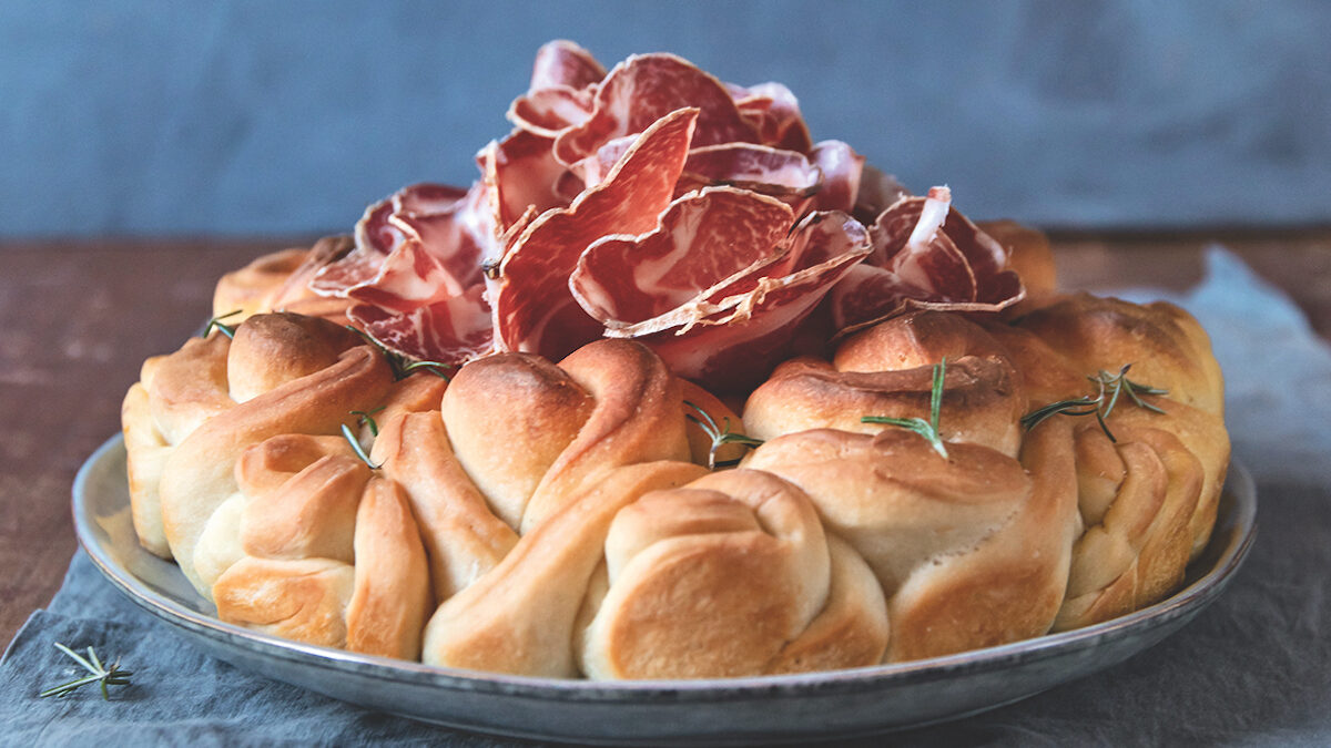 Corona di rose e coppa piacentina