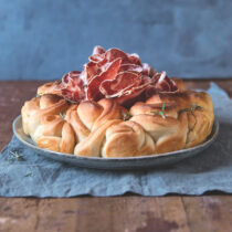 Corona di rose e coppa piacentina