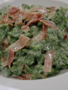 Spatzle agli spinaci con panna e speck