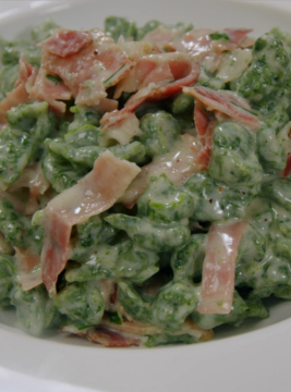 Spatzle agli spinaci con panna e speck