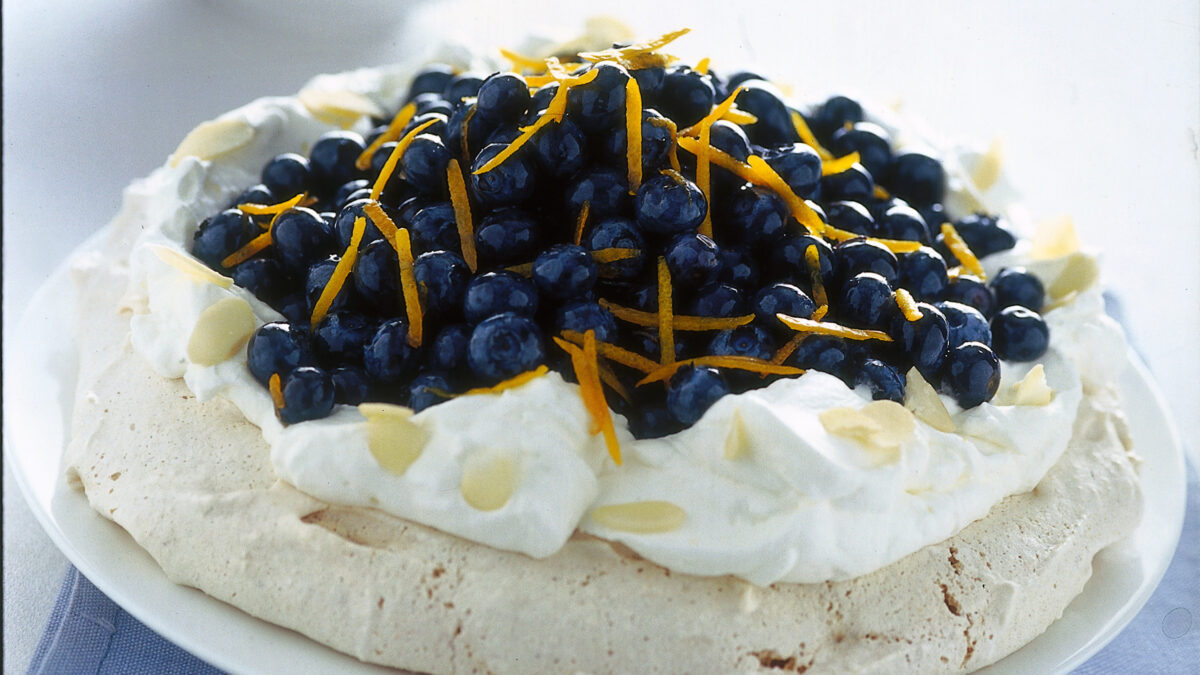 Pavlova ripiena di mirtilli