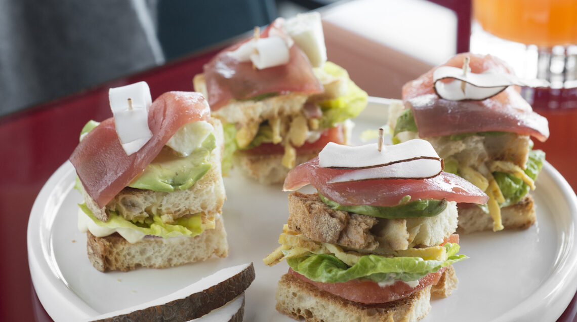 Club sandwich di tonno, cocco e avocado
