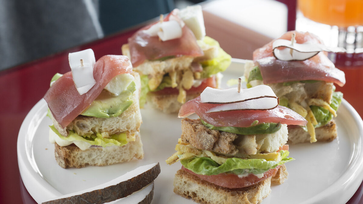 Club sandwich di tonno, cocco e avocado