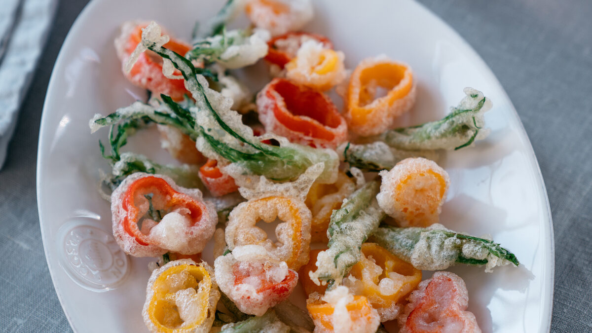 Tempura di puntarelle e peperoncini dolci