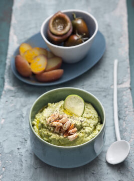 Dip di polpa di granchio con avocado e peperoncini dolci