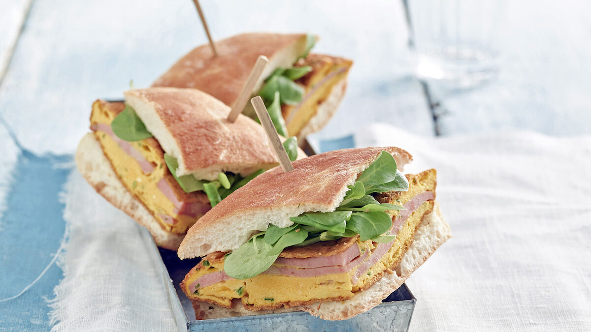 Frittata nei sandwich con la mortadella