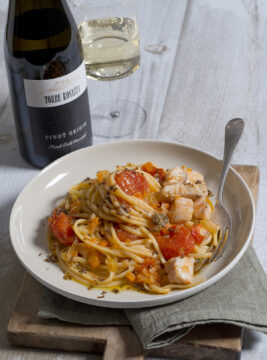 Linguine con ragù di ricciola, pomodorini, arancia e polvere di capperi fritti