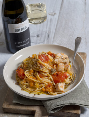Linguine con ragù di ricciola, pomodorini, arancia e polvere di capperi fritti