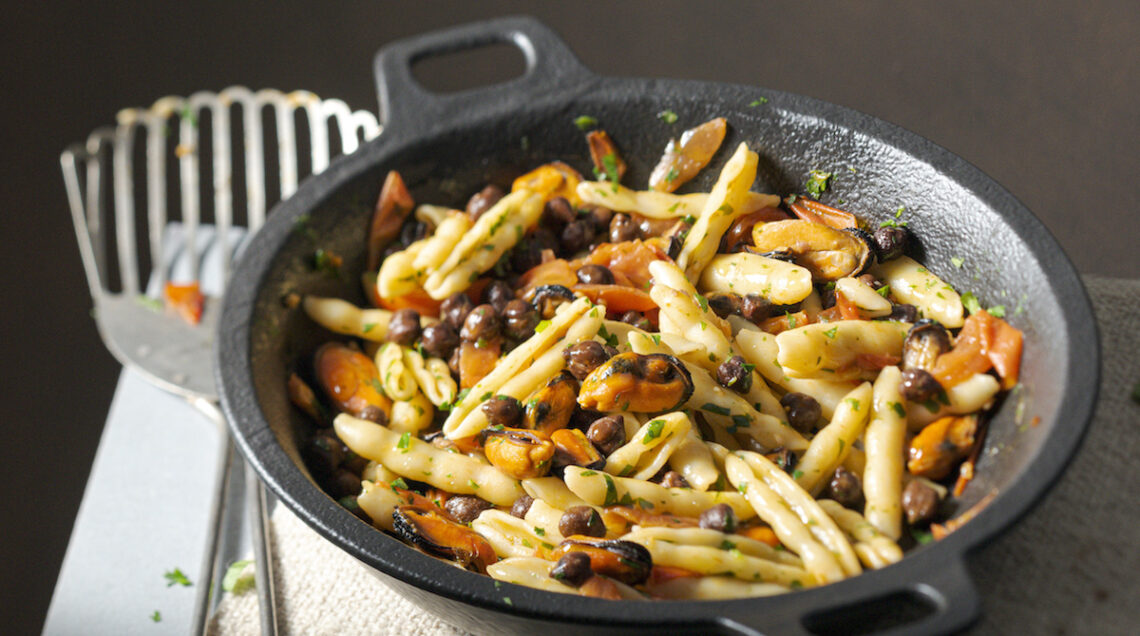 Cavatelli con ceci neri e cozze