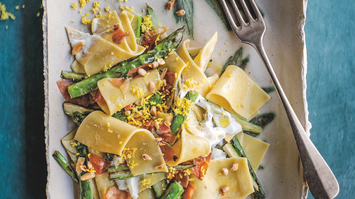 Maltagliati con asparagi, burrata, pinoli e prosciutto