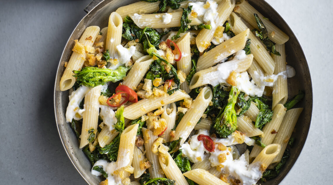 Penne rigate con cime di rapa stracciatella e briciole piccanti