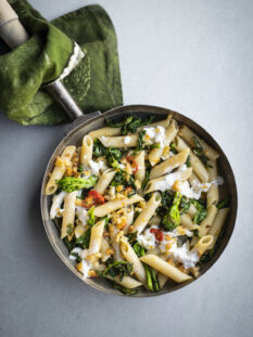 Penne rigate con cime di rapa stracciatella e briciole piccanti