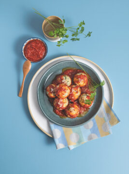 Polpette di pesce in rosso